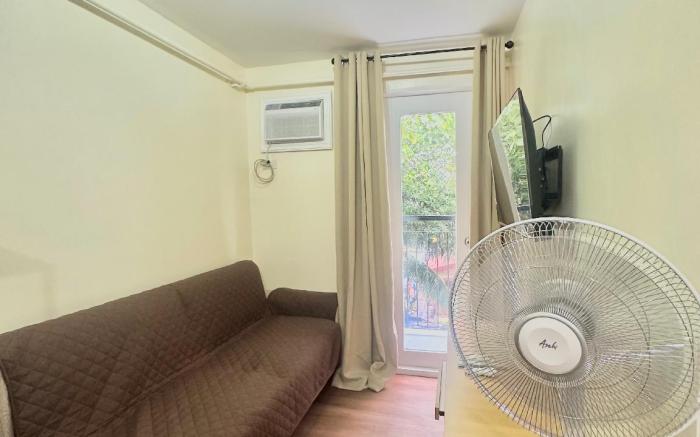 Fully-furnished 1BR unit with balcony