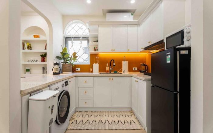 1BR/KiTCHEN/WASHiNG/ LiViNG -Train station