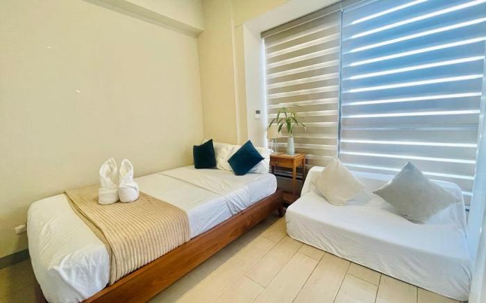 Mactan NEWTOWN Condo With Beach and Pool access