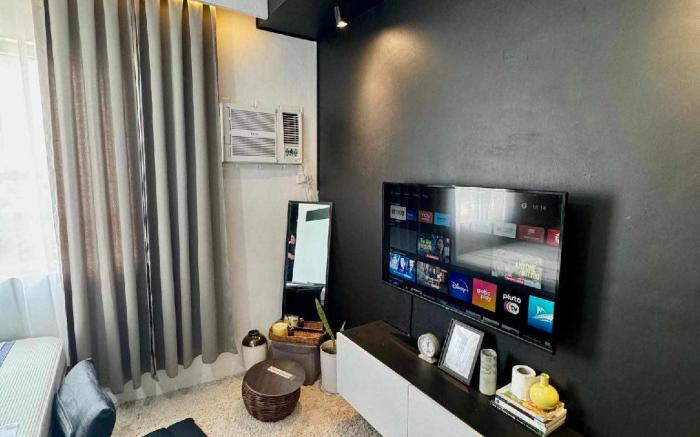 Budget Monochrome FREE Wifi, Netflix and Pool