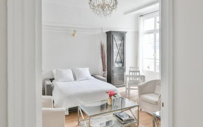 Champs-Élysées apt sleeps 4 w/ AC