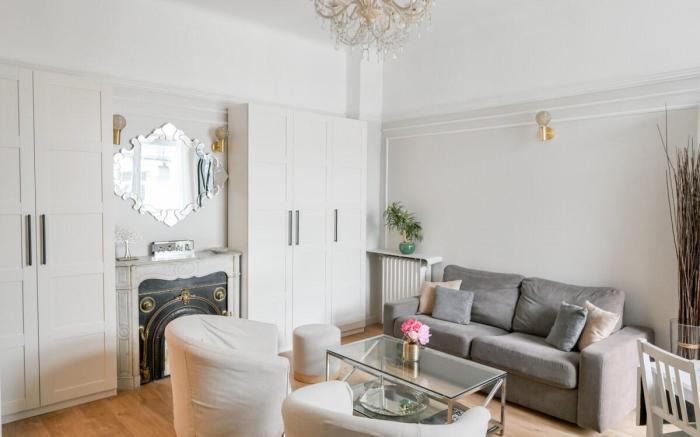 Champs-Élysées apt sleeps 4 w/ AC