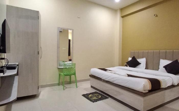 Goroomgo Medhya Grand Varanasi Indian Only Best location Near Shree Kashi Viswanath Temple and Ganga