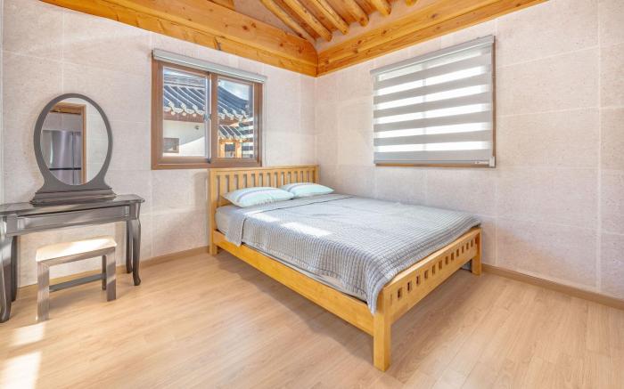 Gyeongju Adamwon hanok dokchae pension
