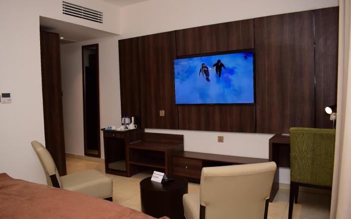 Monty Suites & Golf