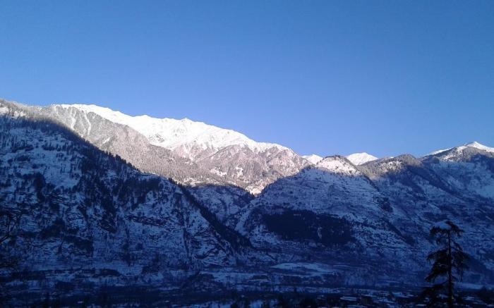 Snow capped Mountain View rooms at Manali