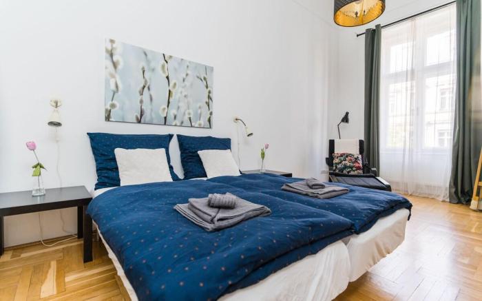 Black & white apt w/ 3 separate bedrooms in center