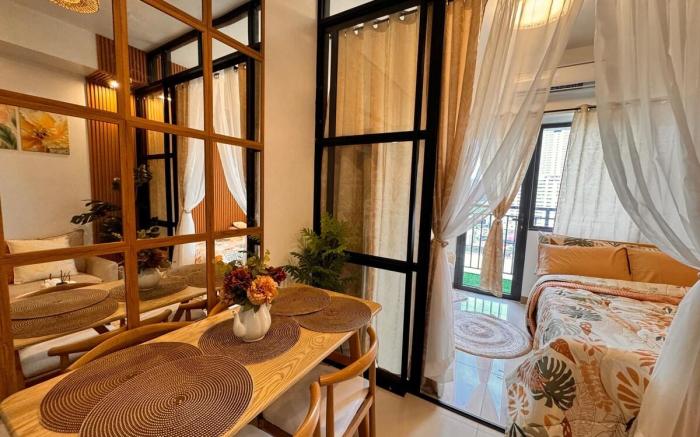 Elegant Condo w/ Balcony, Makati