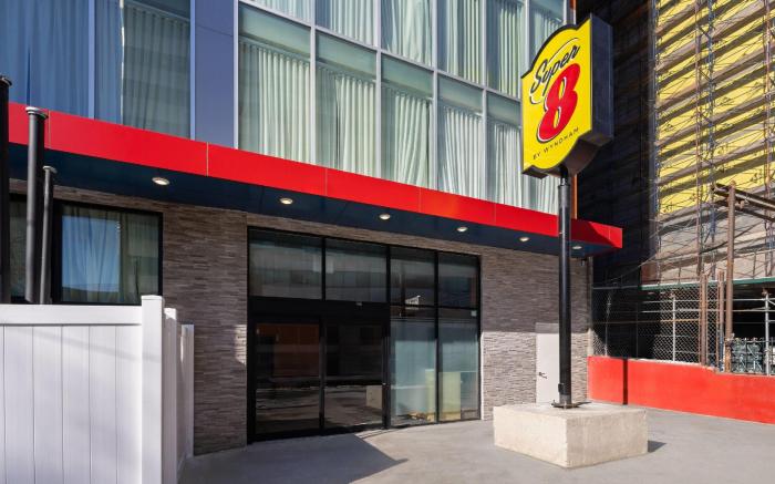 Super 8 by Wyndham Bronx Near Stadium