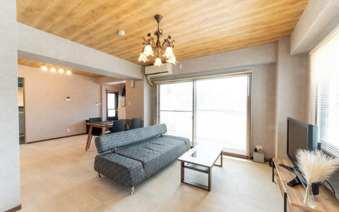 Darin Hawks Street Suite Room