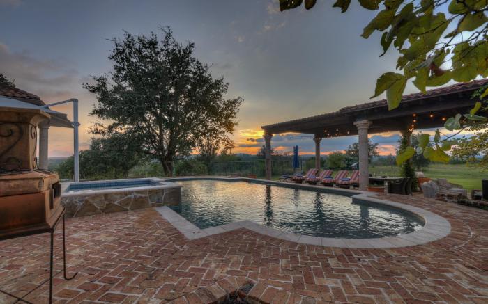 Luxurious Watershaus Ranch - Pool and Hot Tub, Fireplaces, Stunning Views!