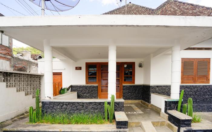 Villa Kamandalu - Oase Klasik Modern di Kota Batu