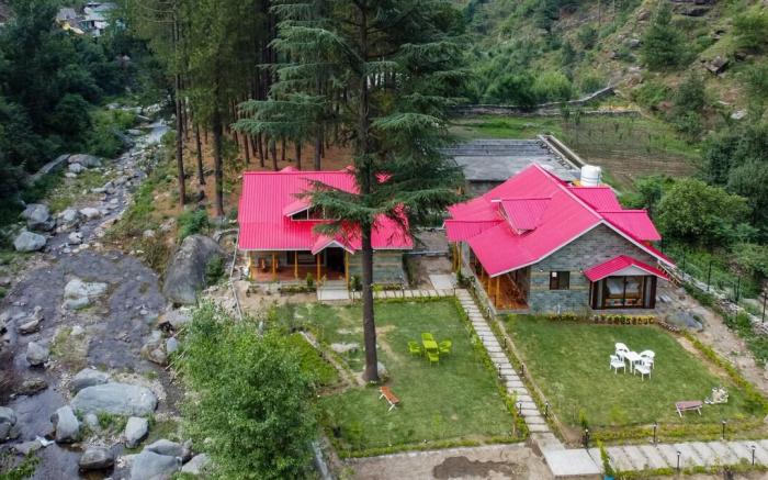 River Side Cottage With Private Lawn