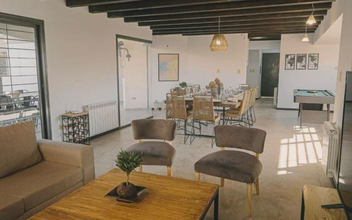 Beautiful house in Mendoza with garden and pool