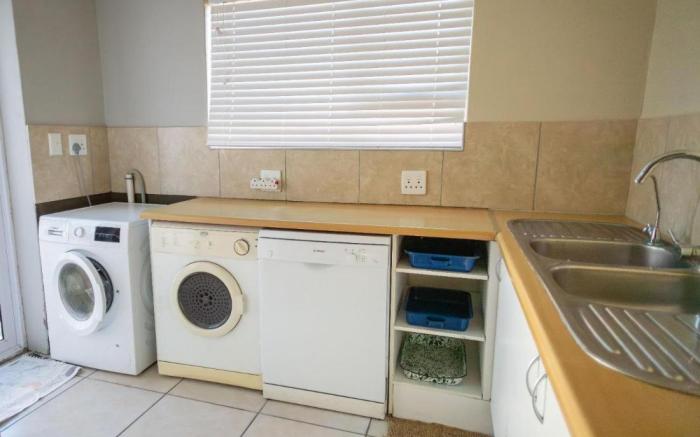 25 ON Main Struisbaai