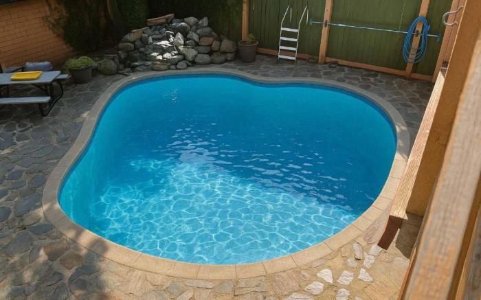 Charming "Melrose Place" w Pool, Deck & Grill