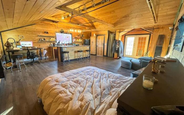 Charming "Melrose Place" w Pool, Deck & Grill