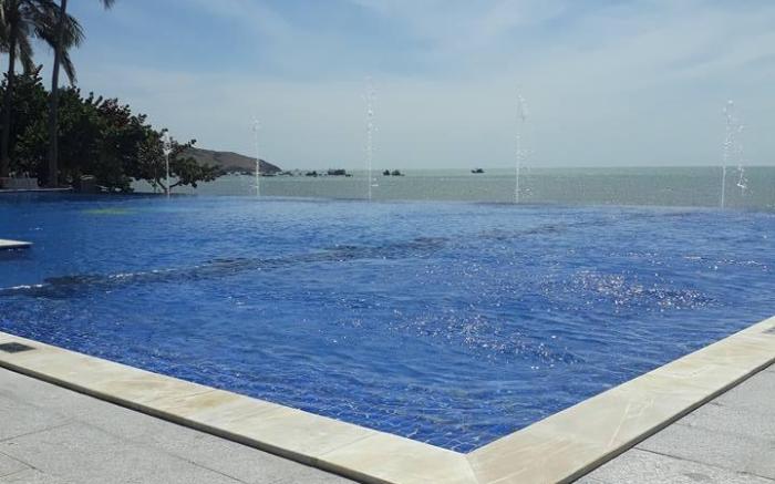 Hon Rom Central Beach resort