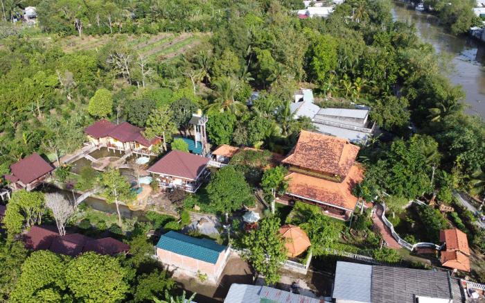 Brown House Resort