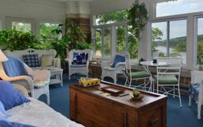 White Rose Inns & Motel