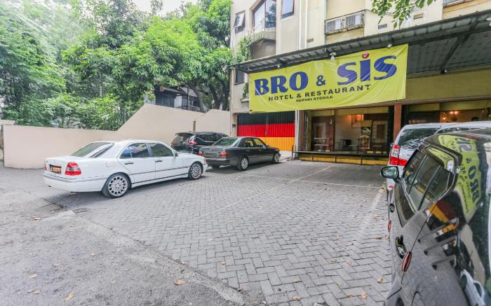 OYO 94348 Bro & Sis