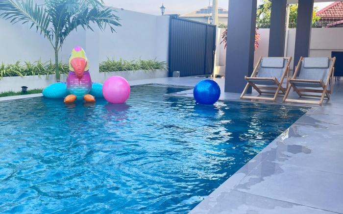 芭提雅市中心/豪装独栋泳池别墅/4房5卫/临近中天海滩/现代轻奢/交通便利/步行街/度假首选/大空间