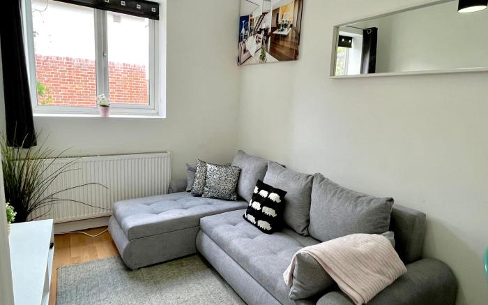 Fulham Broadway Apartment by DC London Rooms