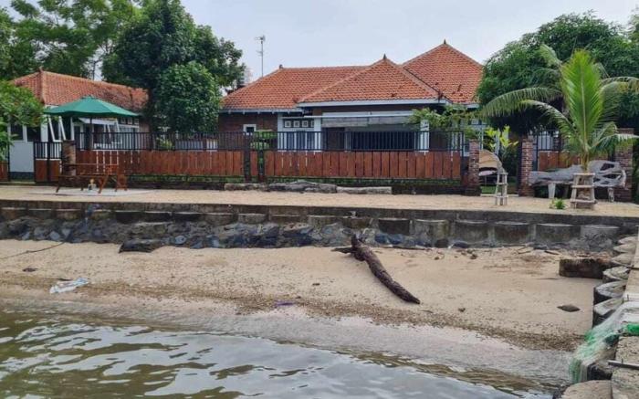 Shoreside Semat, Beachfront Villa