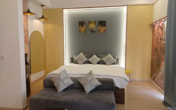 Royal Stay Blue @ DLF MYPAD