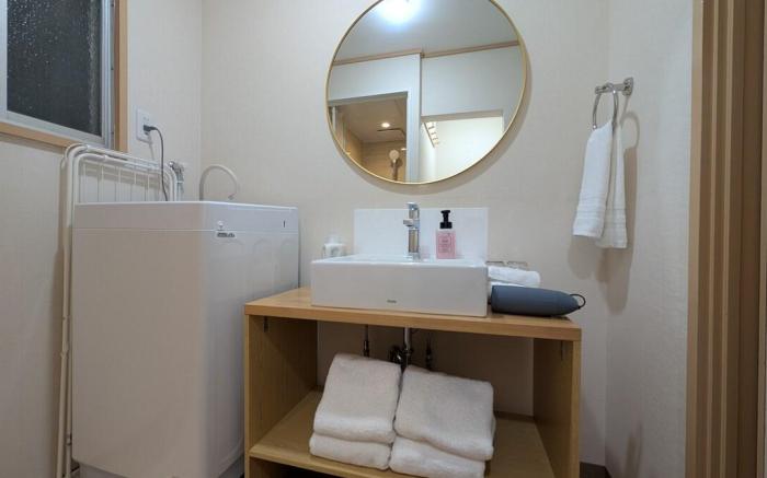 Garden Suite w/ Kitchen & Washer, Near KIX, 2 Beds