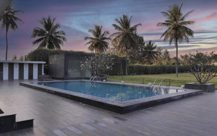 Luxury 3BR Pool Villa with Lawn & Home Theatre 