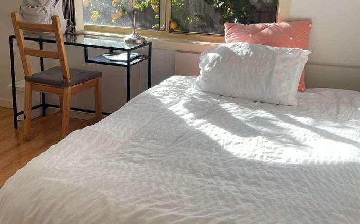 Lemon room close to station, gym, airport