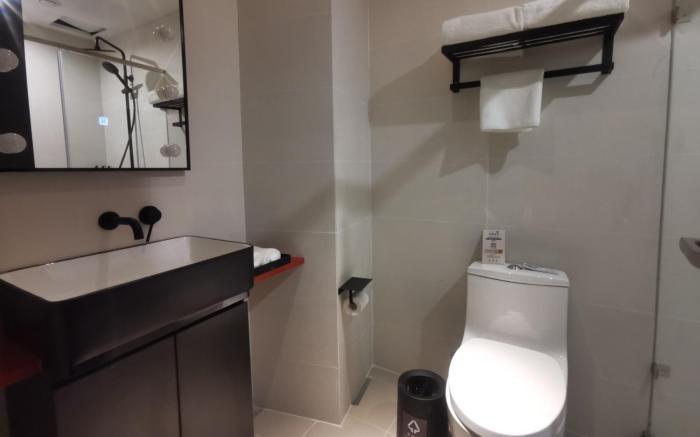 Yunik Shanghai Nanjing East Road Pedestrian Street Subway Station