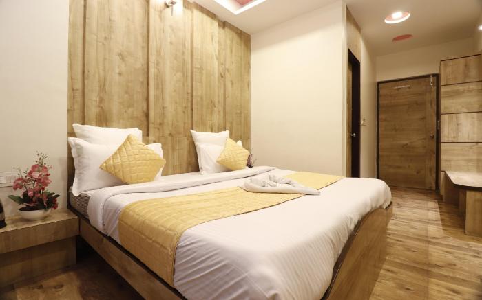  Room Hosted By Dinesh