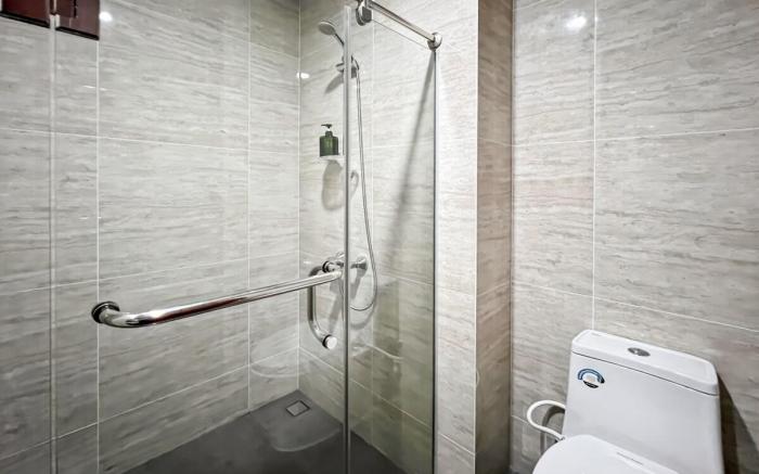 Stylish Studio SouthGate Apt w/ Pool, Gym, Netflix