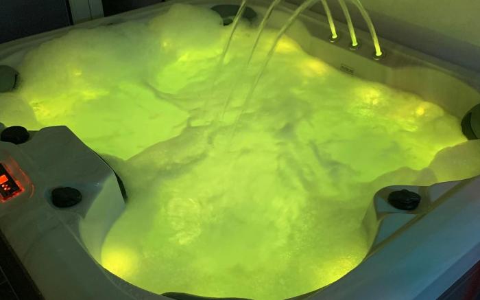 Charming Retreat With Hot Tub  Sauna Sleeps 4