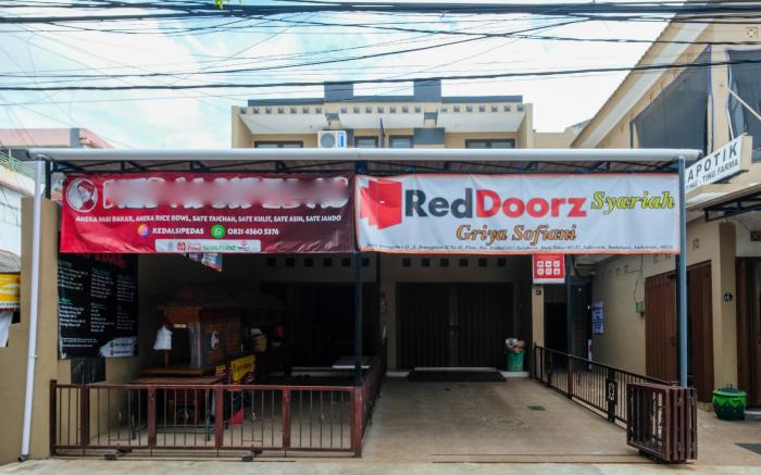 RedDoorz Syariah near Stasiun Gubeng 2