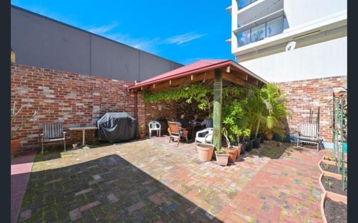 Emu Backpackers Perth - note - Valid Passport required for check in