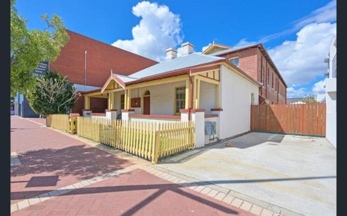 Emu Backpackers Perth - note - Valid Passport required for check in