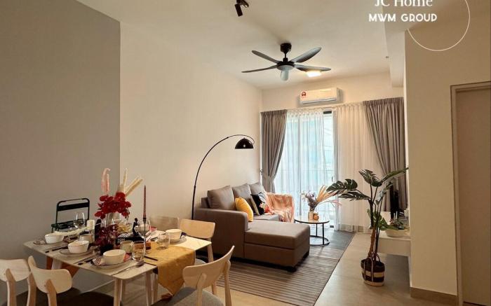 Creamy house | Sunsuria Walkable to SCCC By MWM