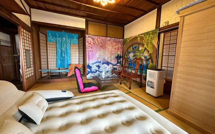 至近に海と鉄道を眺めるボートソファルームで至極のサウナ&スパ体験！ガレージBAR【トリックマーメイド