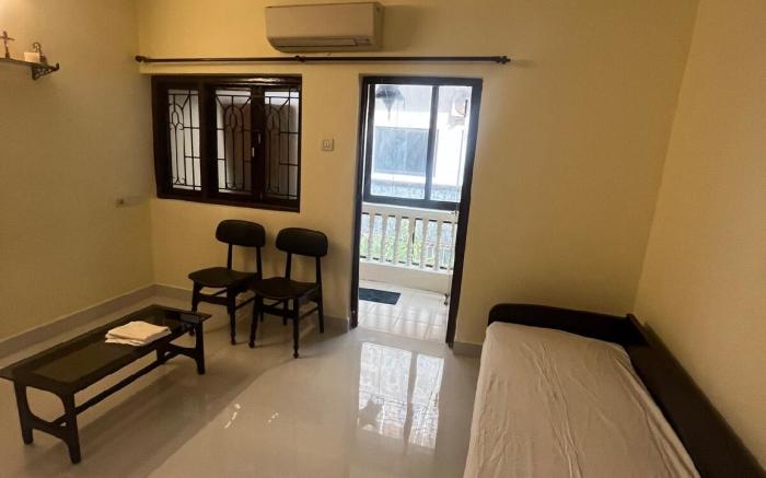 Lee Carlos A/c rooms
