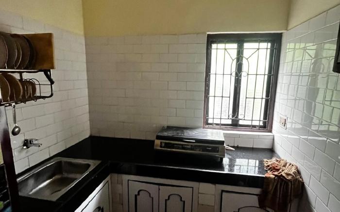 Lee Carlos A/c rooms