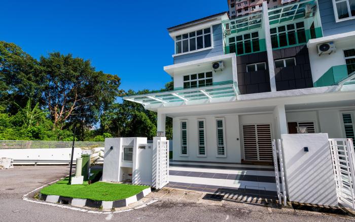 La Ferringhi Villa by BRB
