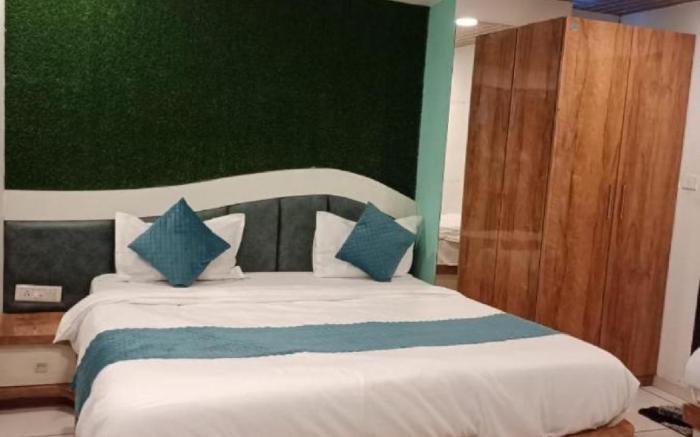 Goroomgo The Crown Ahmedabad