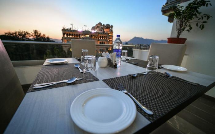The Ramvilas - A Rooftop Pichola Lake View Hotel