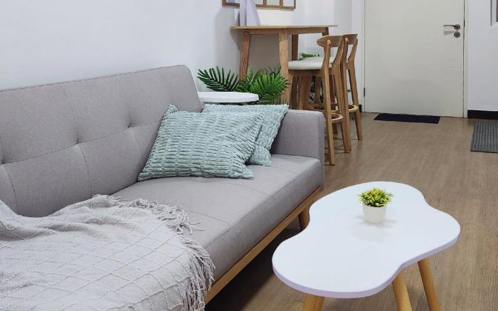 Unit Clyde: Fresh Condo across Ayala Cloverleaf