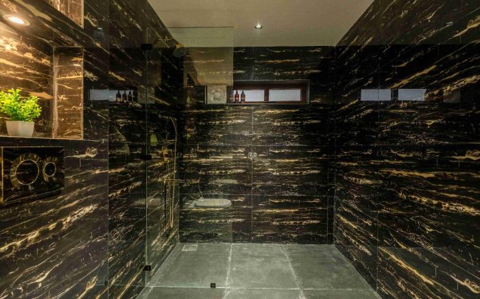 tisyastays | Emerald 3BHK Penthouse with Jacuzzi