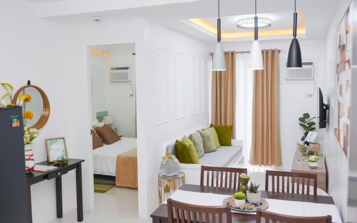 Cozy Crib Suite Condo w/ Balcony Pool & Gym