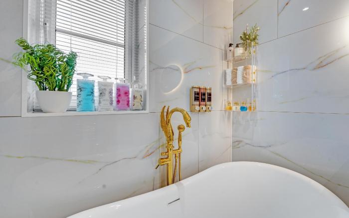 Velvet Escape, A Stylish 2-Bedroom London Getaway - Sleeps 6